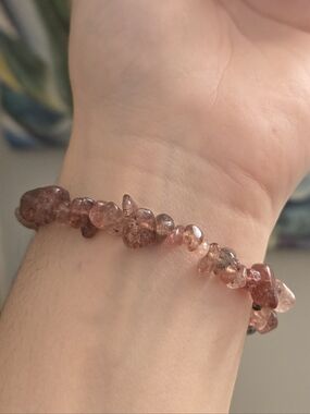 🍓 Handmade Strawberry Quartz Chip Bracelet – Deep Earthy Pink Natural Stone